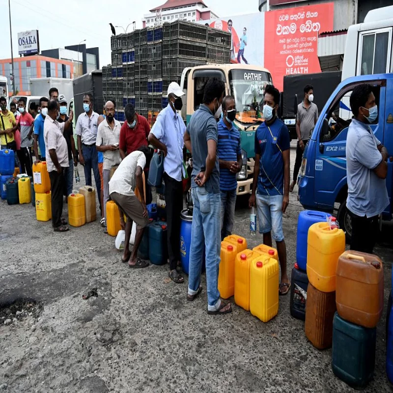 do-not-wait-in-line-for-petrol-without-essential-necessities