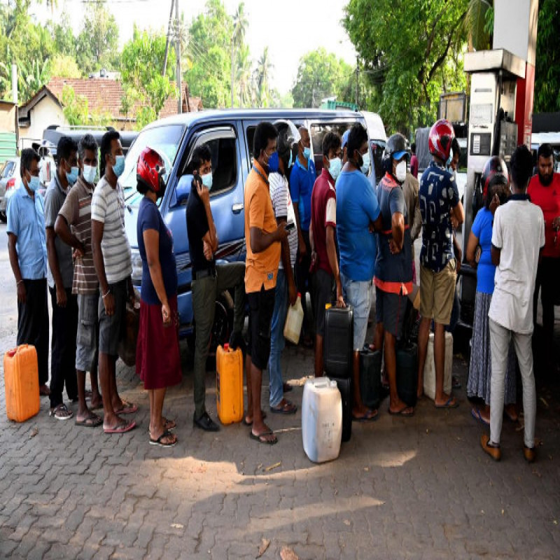 people-waiting-in-long-queues-to-get-fuel-in-mount-lavinia,-dehiwala