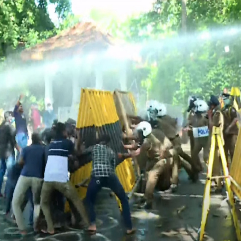 tear-gas-used-to-disperse-protesting-hnd-students