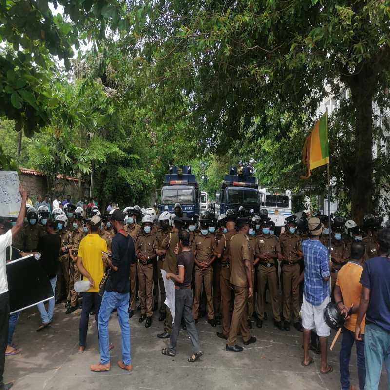 tensions-near-pm's-office-in-colombo:-special-forces-mobilized
