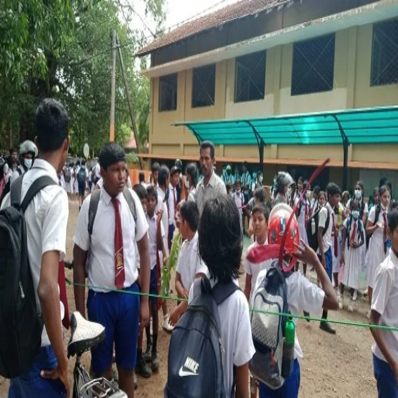 25-students-of-kilinochchi-maha-vidyalaya-admitted-to-hospital