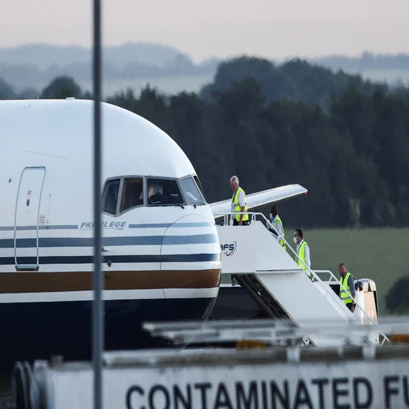 first-flight-to-pick-up-asylum-seekers-canceled-at-last