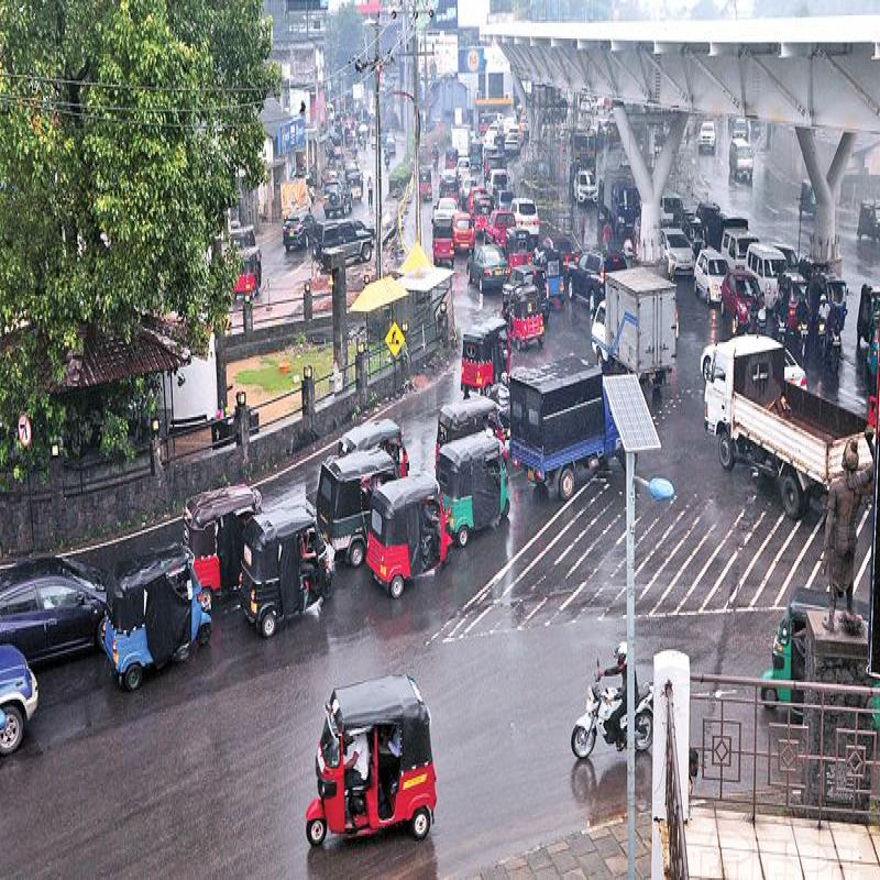 struggle-for-fuel-battaramulla-kaduvela-road-traffic-jam