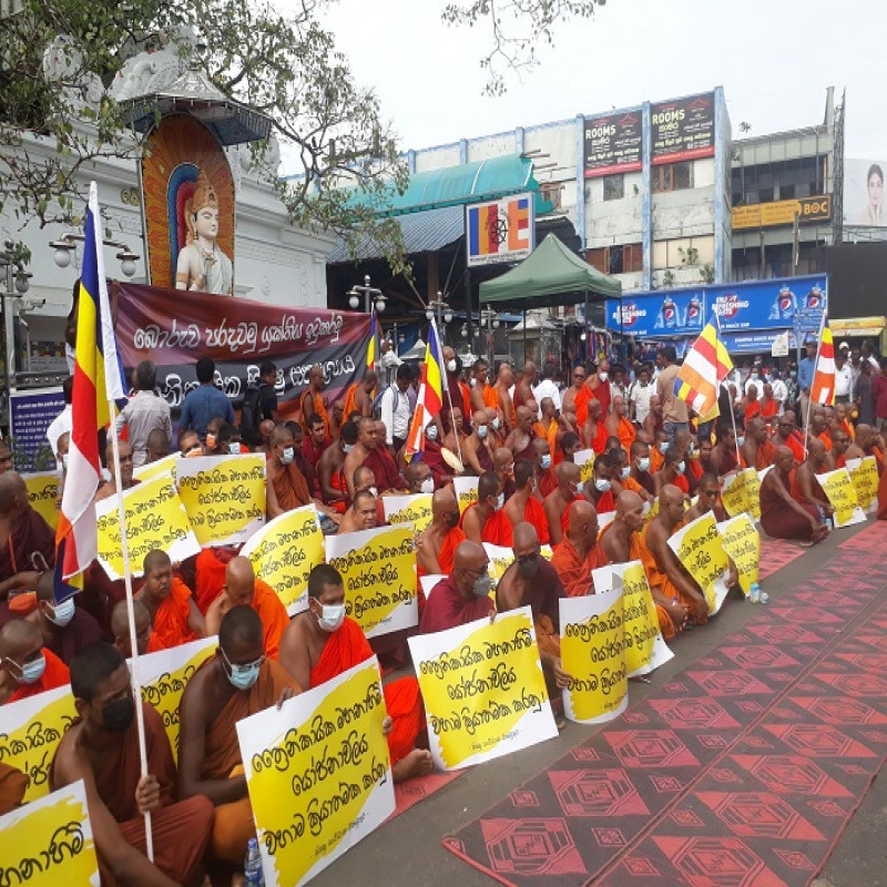 bhikkhus-gathered-in-colombo-against-the-government