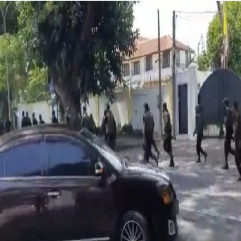 army-massed-near-the-prime-minister's-office-continuing-tension