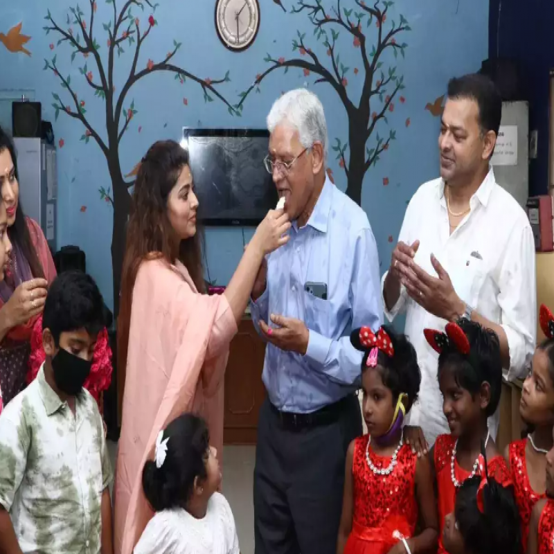 sneha-gave-a-surprise-for-his-father's-birthday