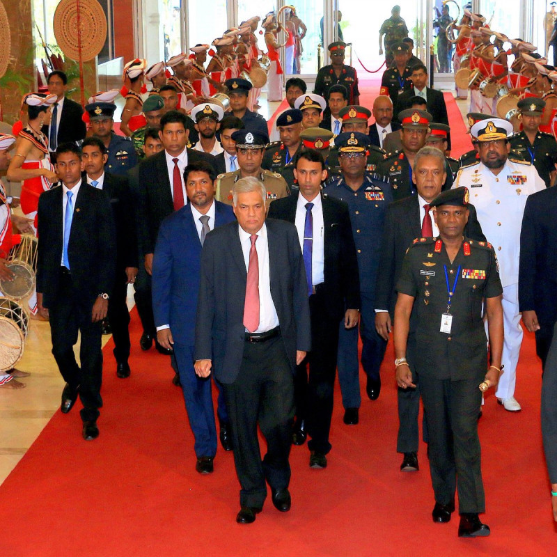 fonseka's-call---south-lanka-in-a-frenzy;-ranil-rushed-to-the-army-headquarters!