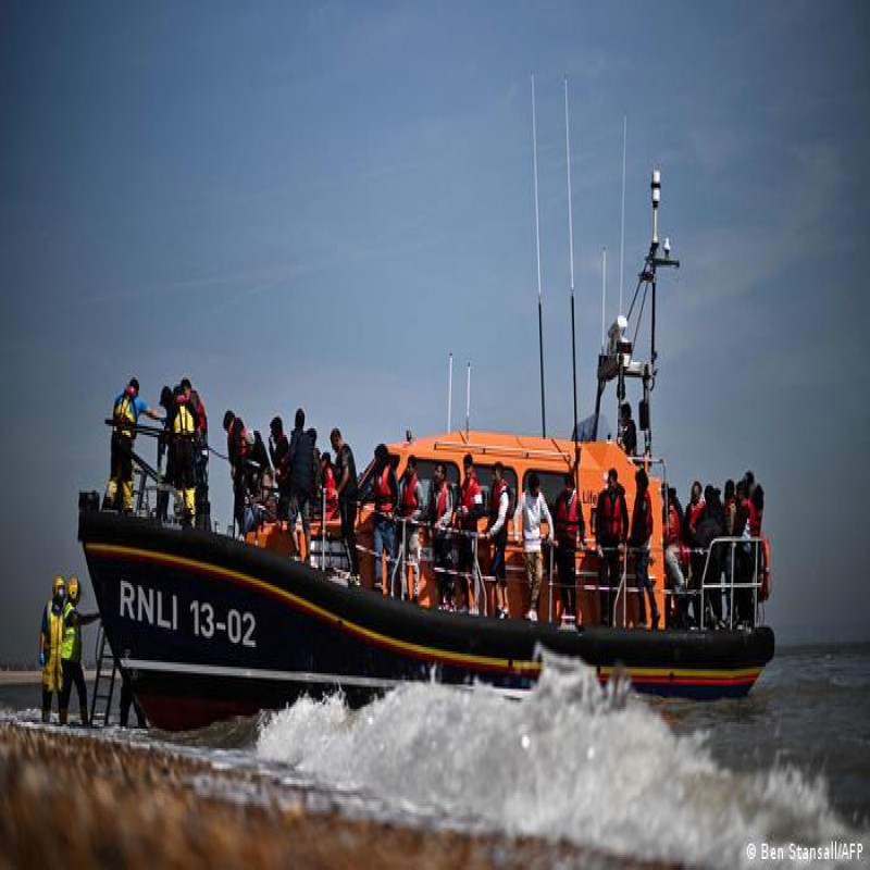uk-migrants-cross-english-channel-record-france