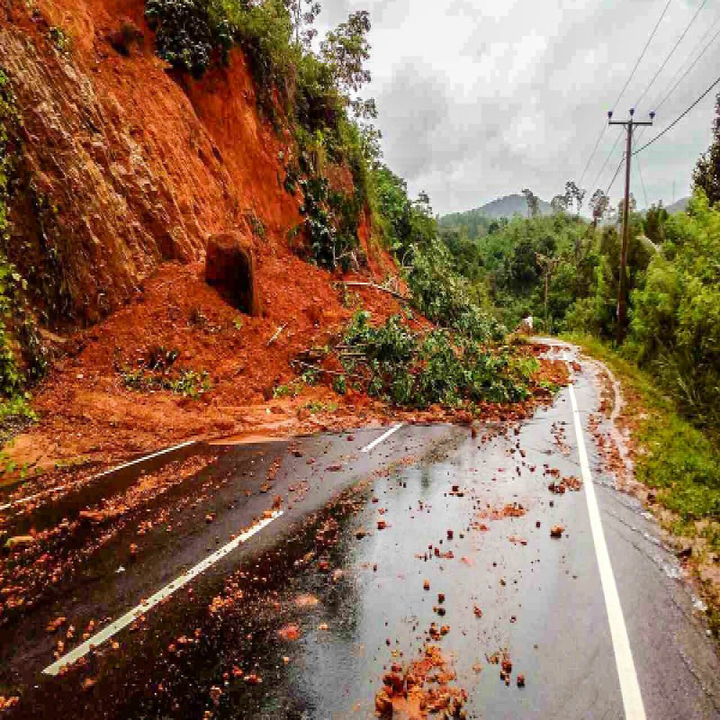 hatton-–-navalapitti-main-road-landslide-traffic-damage