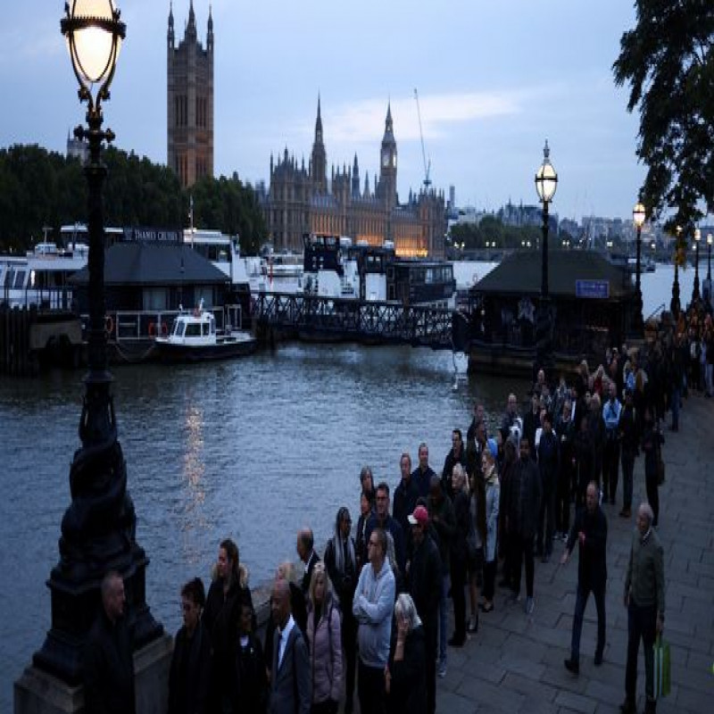 people-lined-up-three-miles-long-to-pay-their-respects-to-queen-elizabeth