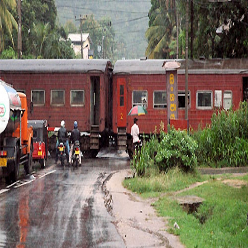 robbers-boarded-the-train-with-swords-and-stole-the-woman-gold-jewelery-and-rs-2-lakh-money