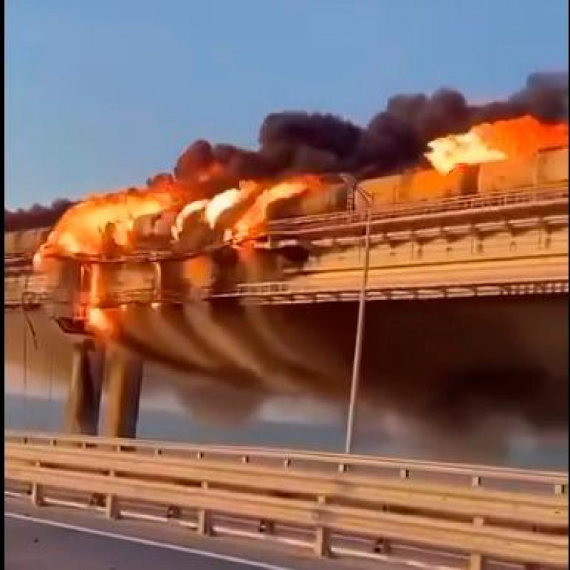 huge-fire-erupts-on-strategic-bridge-linking-crimea-to-russia