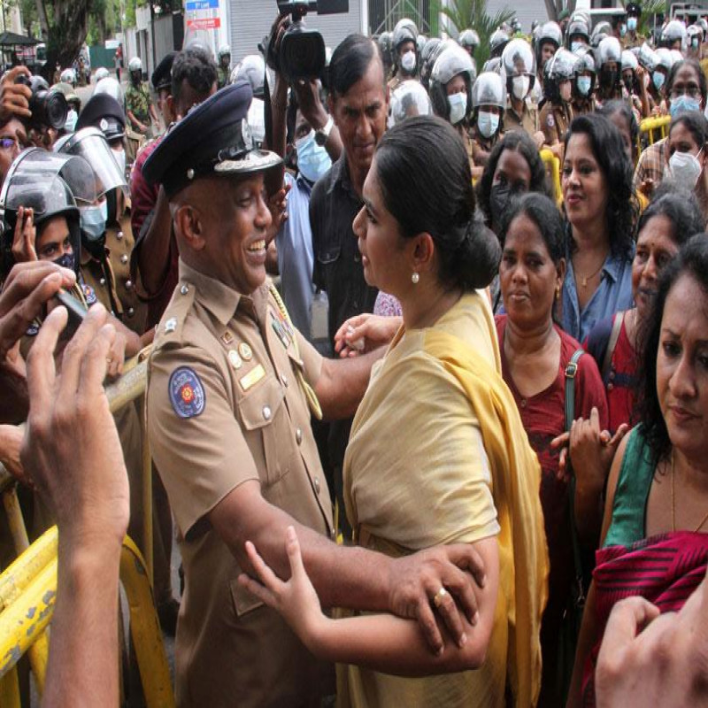 hirunika-explains-why-police-officers-were-hugged