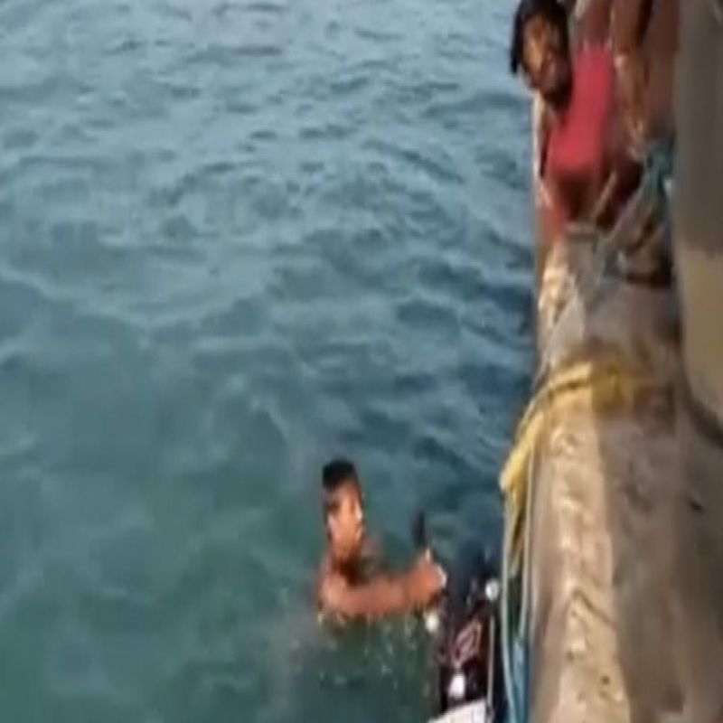 the-incident-of-the-young-man-trying-to-take-a-tik-tok-video-fell-into-the-sea