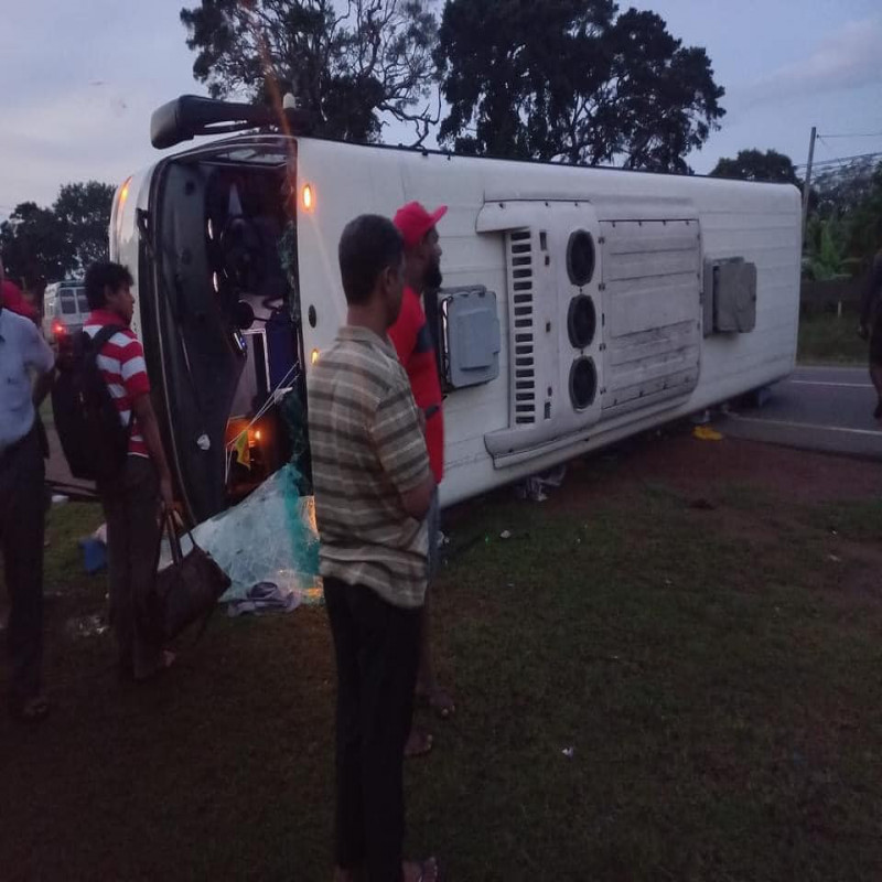 luxury-bus-met-with-an-accident-at-killinochi
