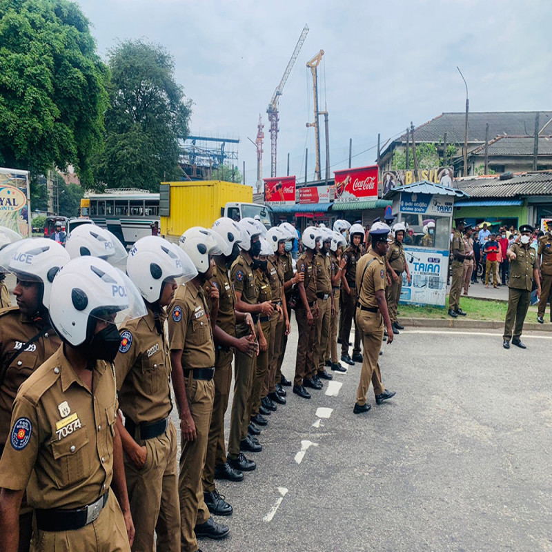 unrest-in-colombo---police-and-soldiers-on-the-streets!-|