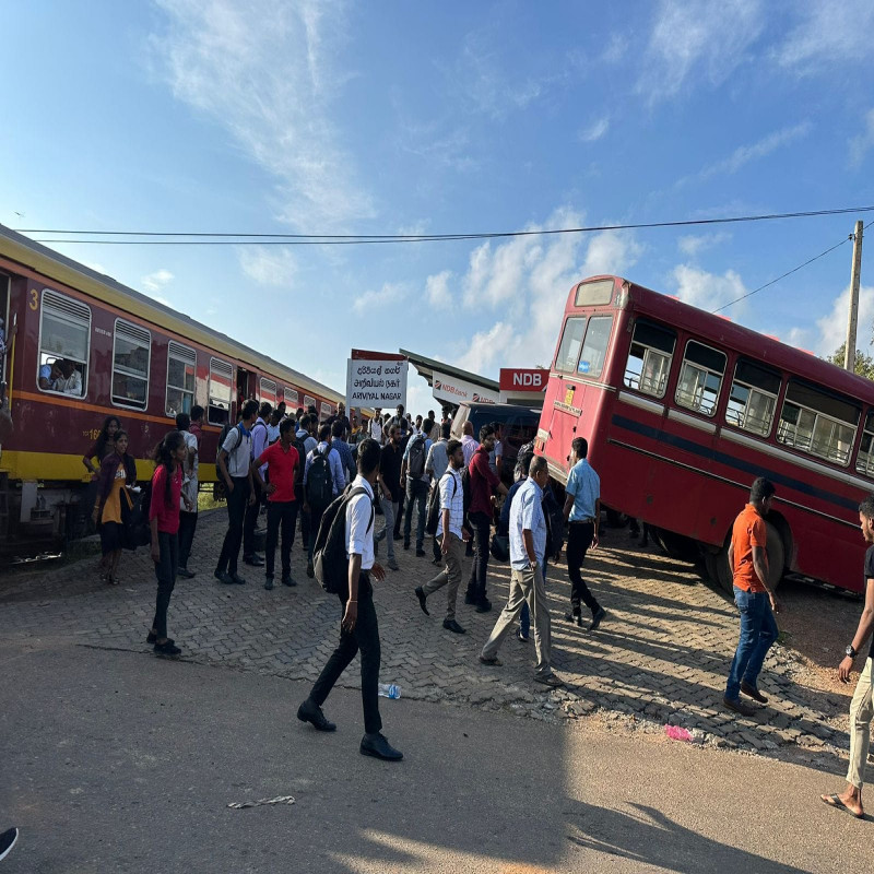 train-collides-with-government-bus---horrible-accident-in-kilinochchi