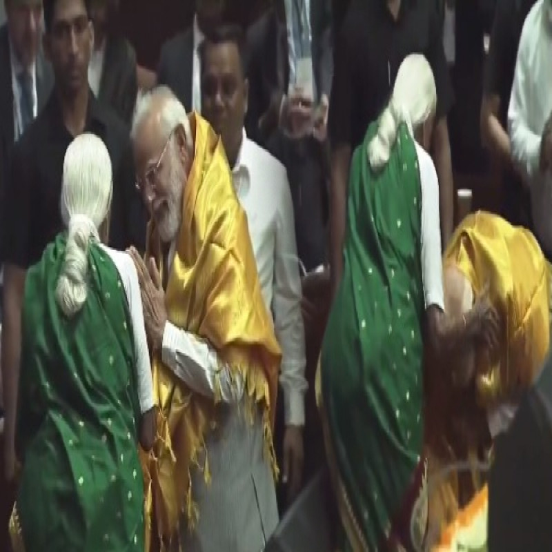 prime-minister-modi-bowed-down-at-the-feet-of-his-grandmother,-a-farmer-in-tamil-nadu