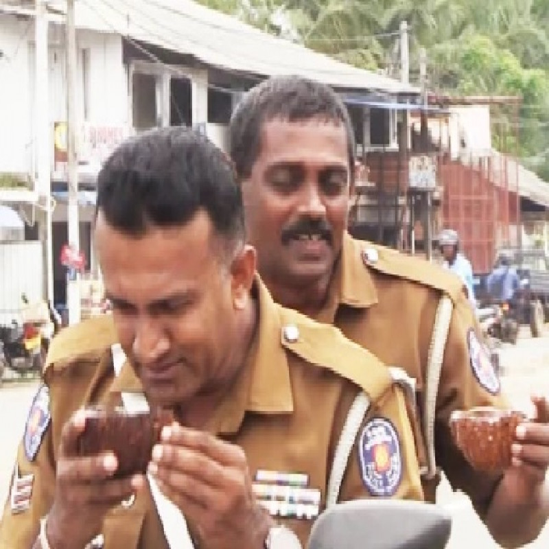 sri-lankan-policemen-who-drank-porridge-from-mullivaikal..!