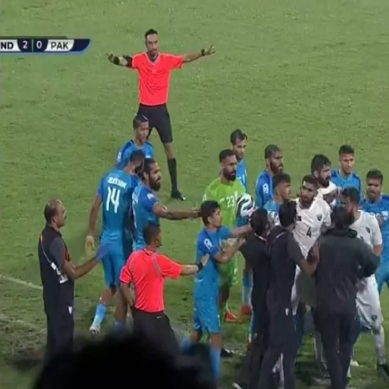 india-pakistan-football-team-fight
