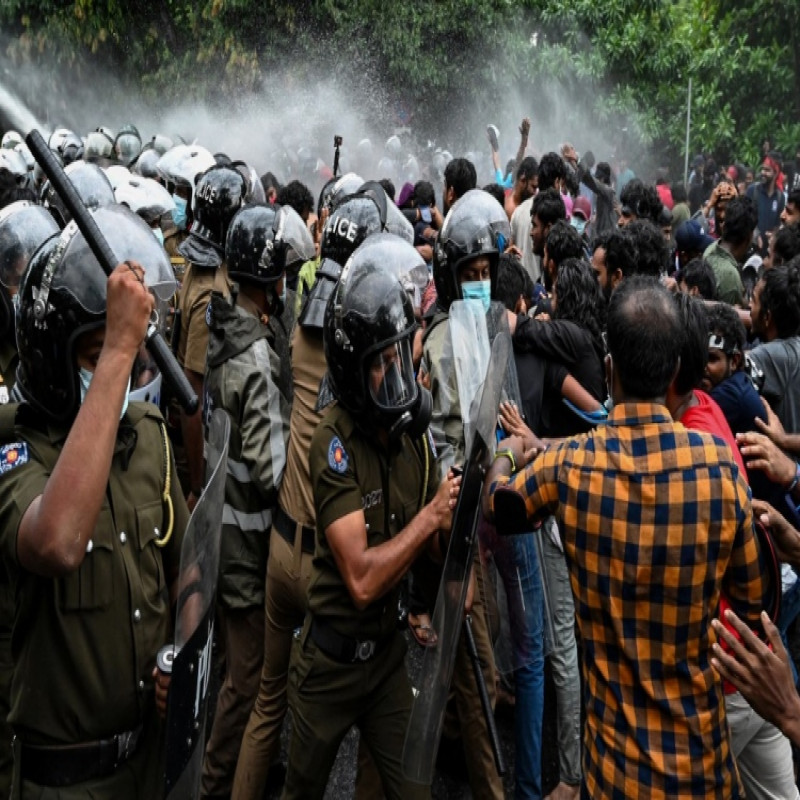 protesters-gather-in-colombo,-tense:-argument-with-police