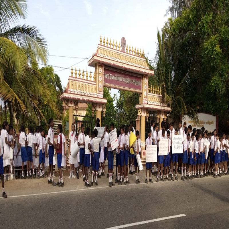 jaffna-protest-againist-to-appoint-new-principal