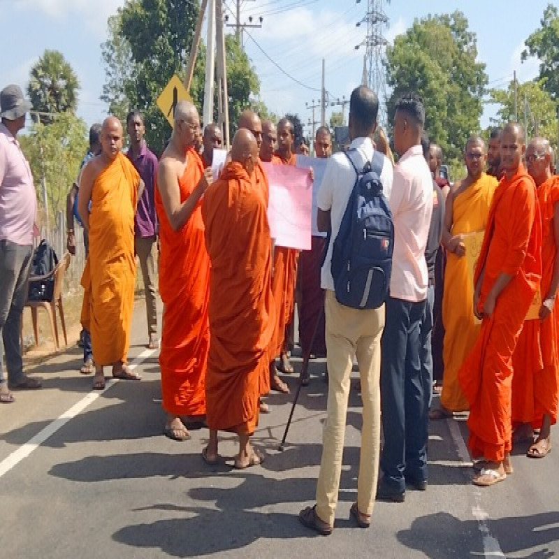 protesting-buddhist-monks-in-trinco
