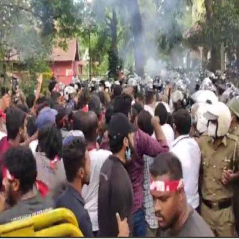 there-is-tension-in-the-demonstration-by-the-students-of-peradeniya-university