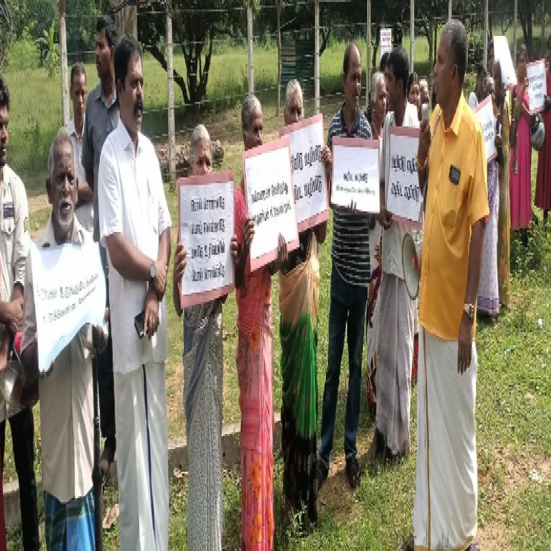 give-way-to-worship-the-graves...!-army-leave...!-protest-in-front-of-army-camp-in-mullaithivi