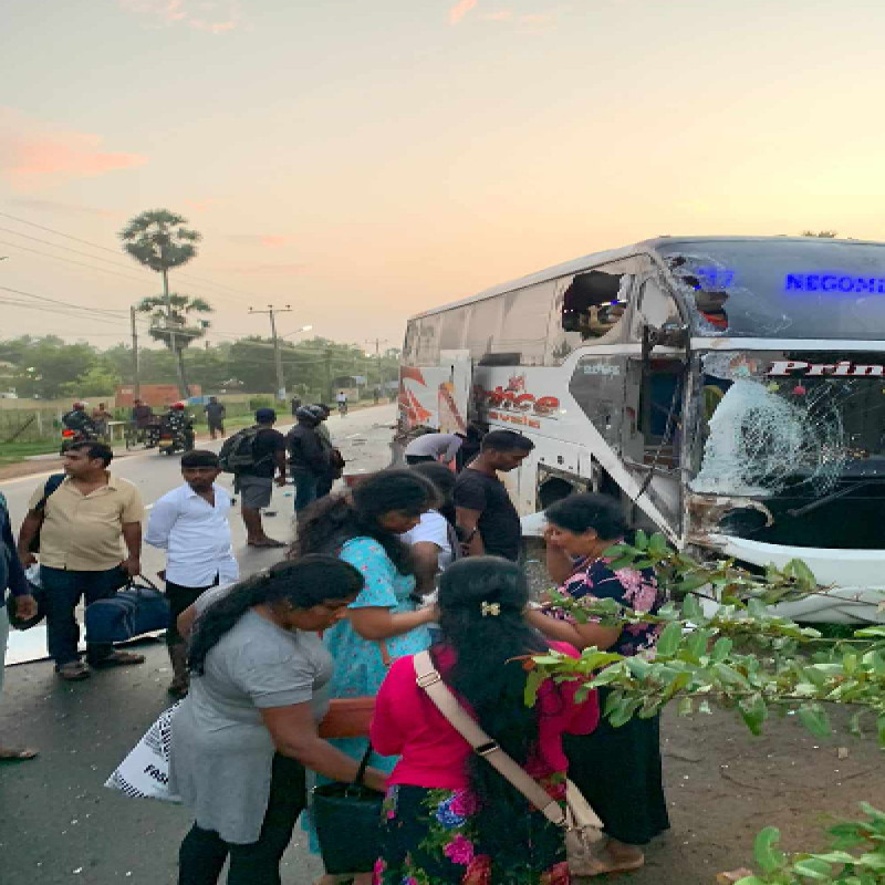 colombo-to-jaffna-bus-accident-today-in-puthur