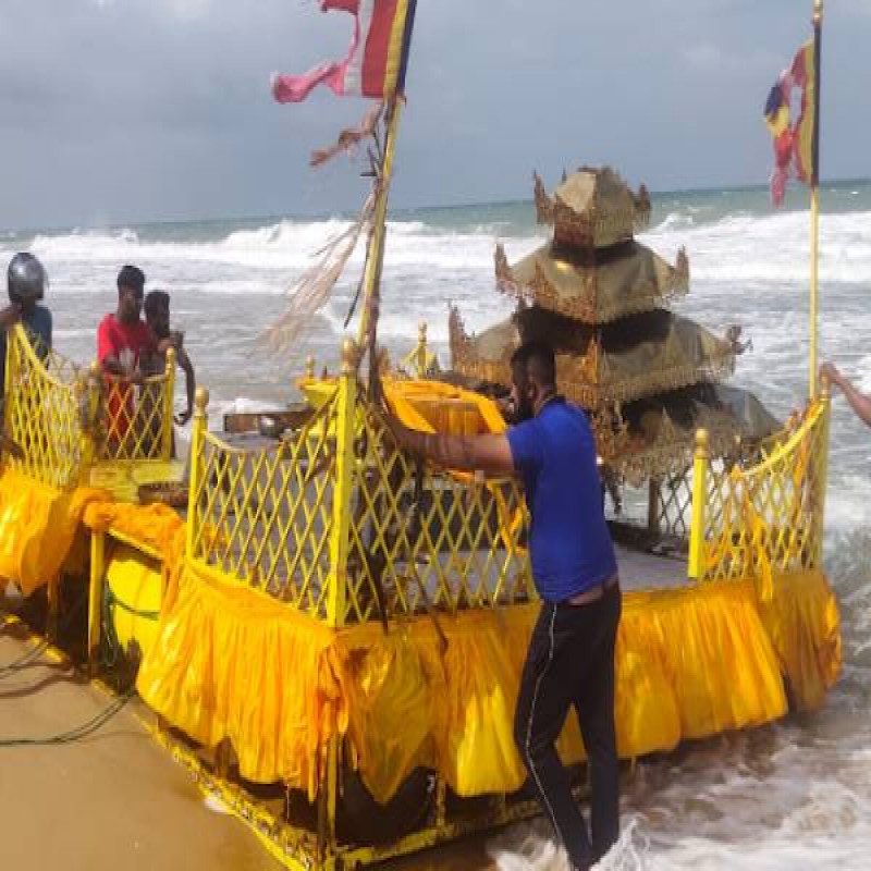 jaffna-a-chariot-washed-up-on-the-beach