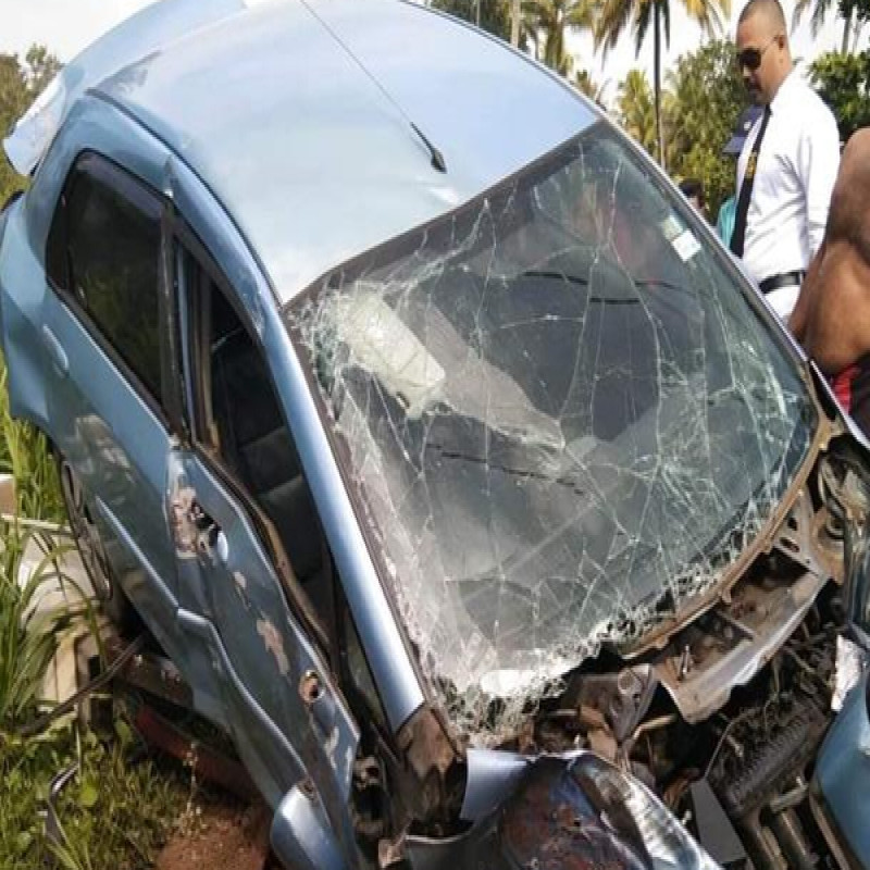 tourist-car-collides-with-train