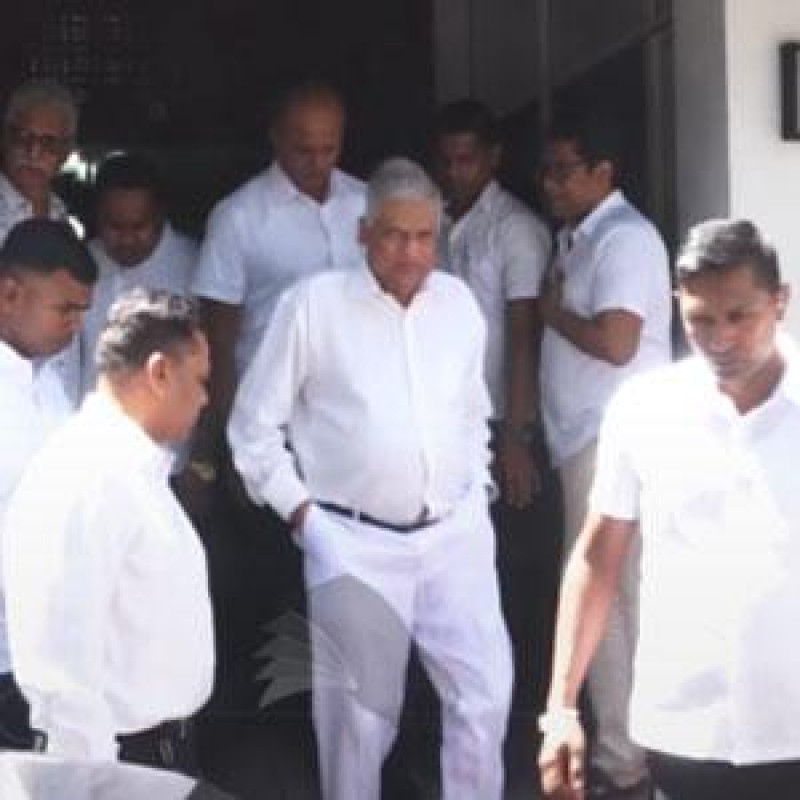 ranil-rushes-to-nishantha's-house---a-tearful-mahinda