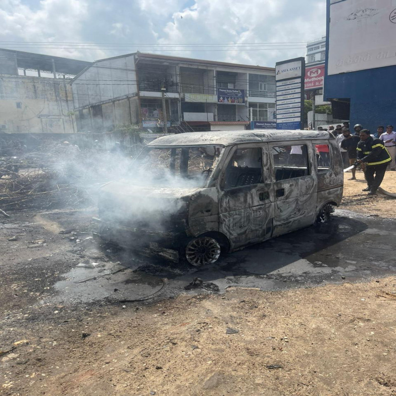 jaffna-town-car-fire-accident