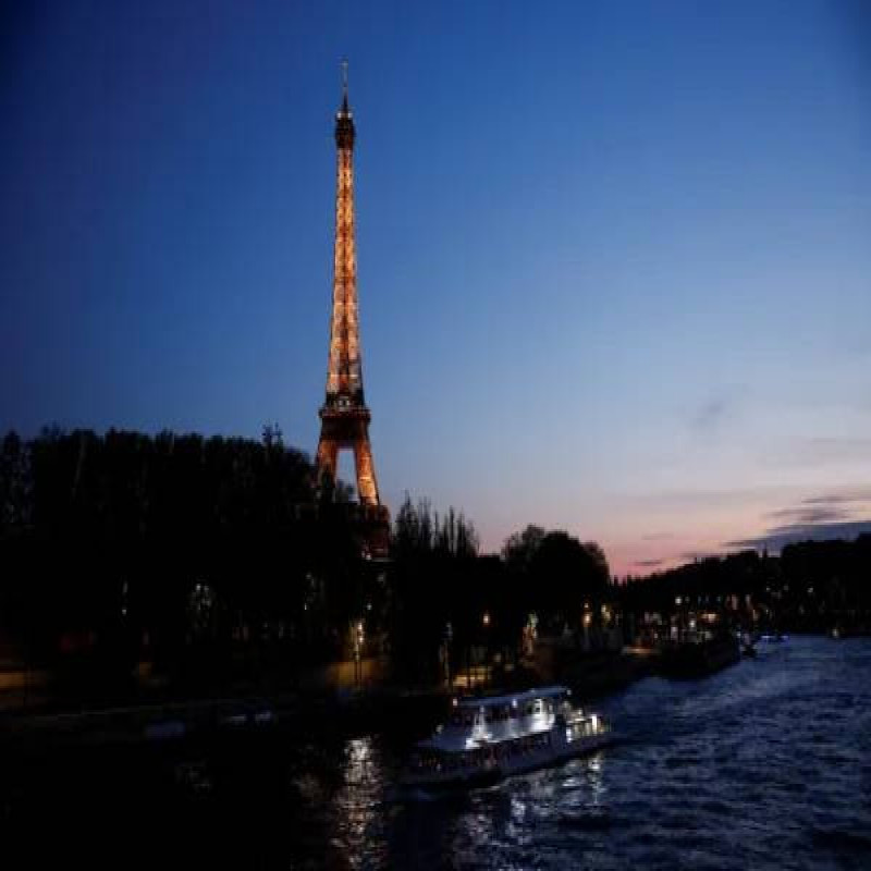 photographing-the-eiffel-tower-at-night-is-a-crime
