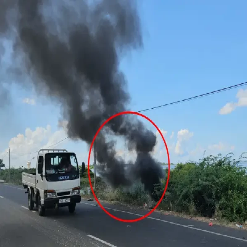 municipality-burning-waste-on-roadside-in-jaffna