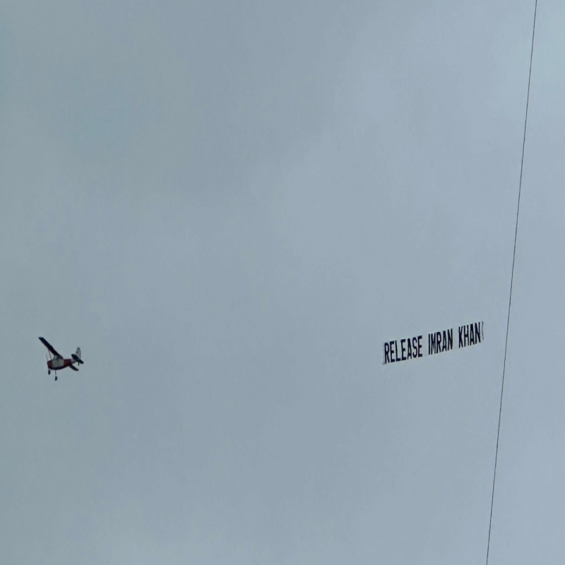 'free-imran-khan':-the-plane-that-appeared-in-the-india-pakistan-match!-–-viral-video!