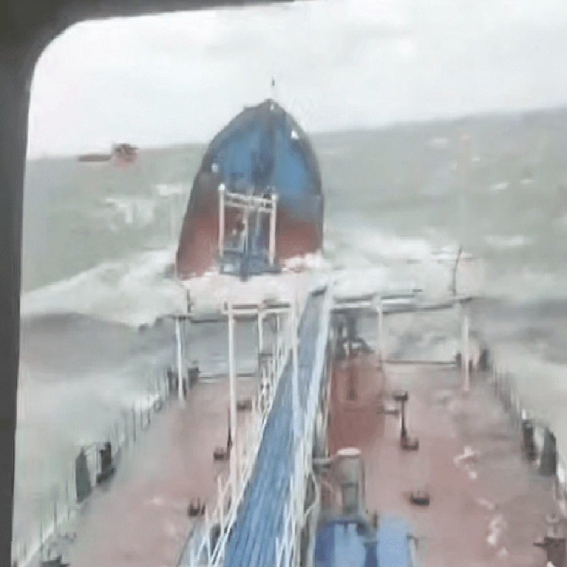 two-russian-oil-tankers-wrecked-in-black-sea