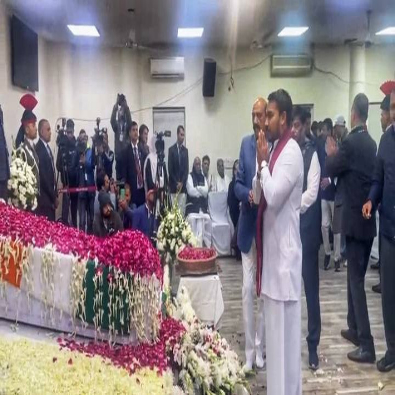 namal-rajapaksa-pays-last-respects