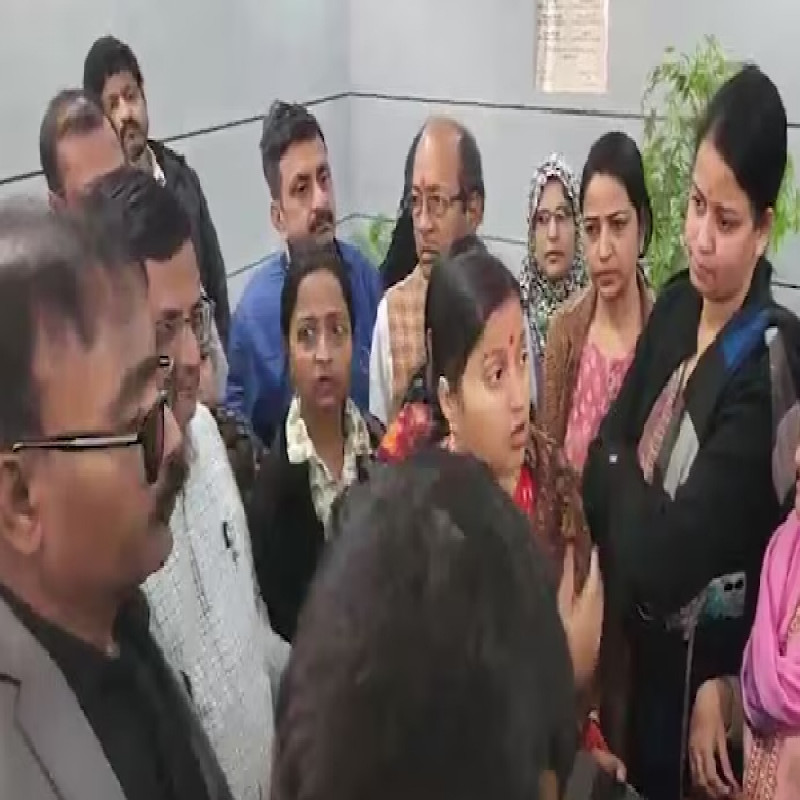 school-removes-shirts-of-over-100-female-students:-a-sensational-incident-in-india