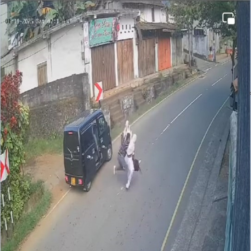 gang-kidnaps-student-in-kelioya,-ambarappola-area:-shocking-cctv-footage