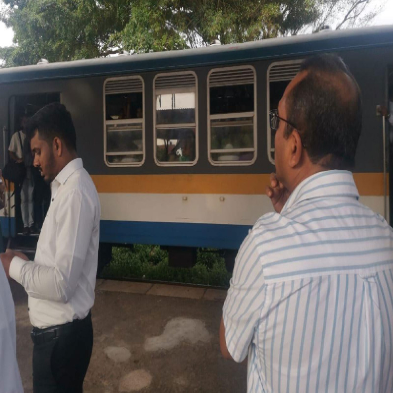transport-minister-travels-by-office-train