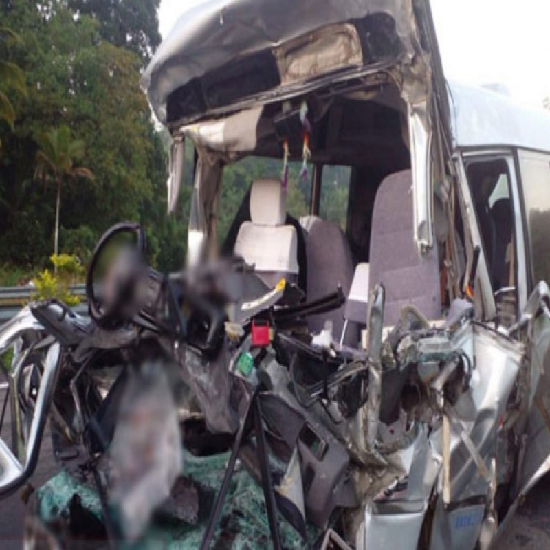 two-buses-collide-head-on,-causing-serious-accident