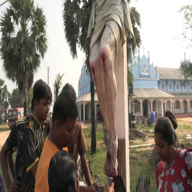 water-continuously-dripping-from-the-statue-of-god---people-gathered-even-at-night!