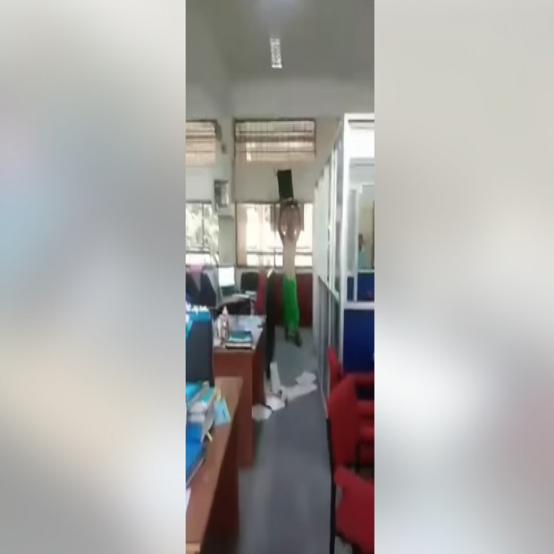 tense-situation-at-hambantota-ag's-office-video