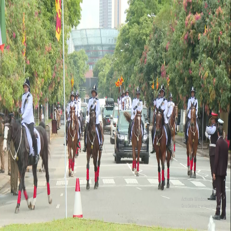 narendra-modi-arrives-surrounded-by-cavalry:-special-welcome-in-colombo