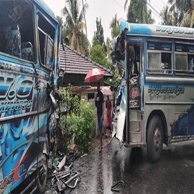 this-morning,-2-buses-collided-head-on-in-an-accident:-30-people-were-seriously-injured
