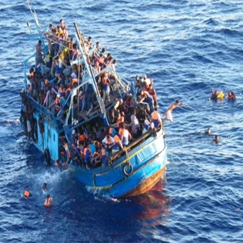 refugee-boat-overturned-in-the-middle-of-the-sea:-more-than-400-people-died