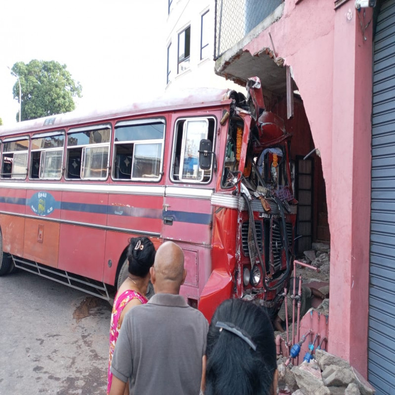 major-fatality-averted:-major-defect-in-bus-that-crashed-in-colombo