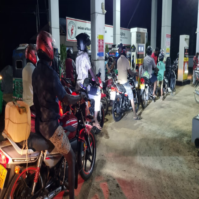 iran-israel-conflict:-sri-lankans-waiting-in-long-queues-for-fuel